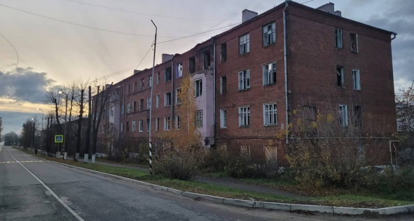 Суд обязал власти Камешковского района снести аварийное здание