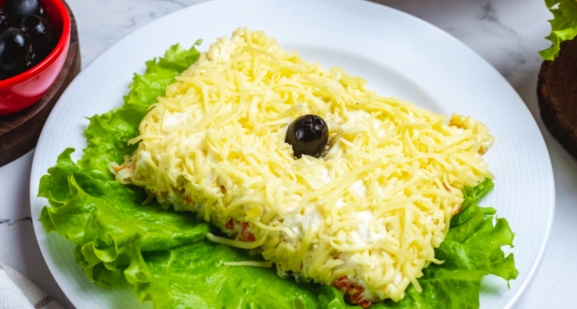 Классический рецепт: салат «Французский поцелуй» с мясом и маринованным луком