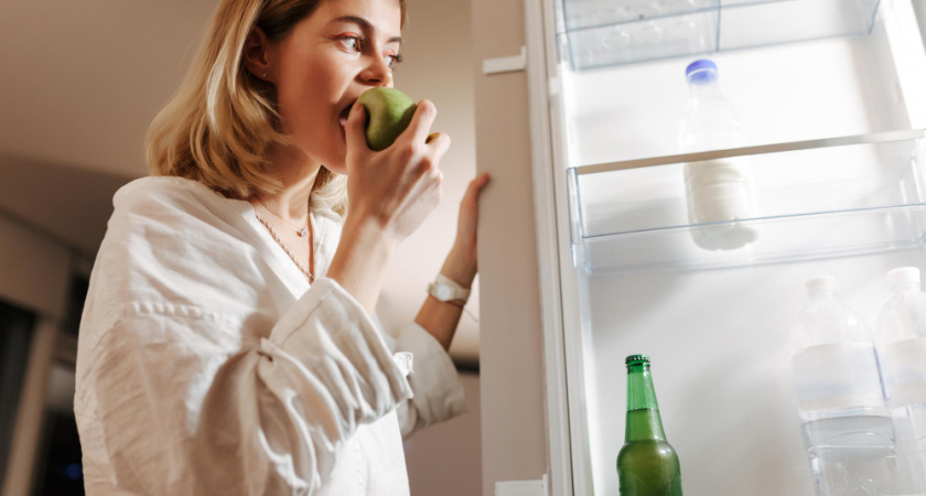 Раз в месяц кладу бумажные полотенца в холодильник: простой способ для сохранения свежести продуктов