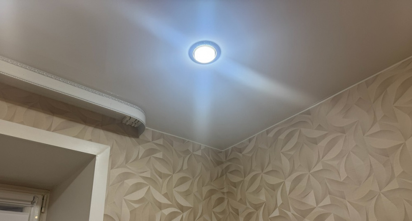 Как правильно мыть глянцевый натяжной потолок, чтобы не осталось разводов: пошаговая инструкция и рекомендации