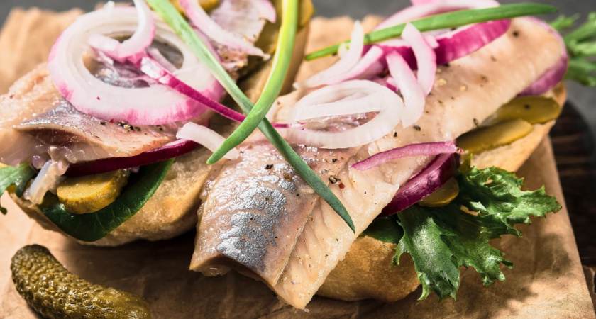 Сутки в маринаде — и селедка превращается в деликатес: бутерброды с ней просто объедение