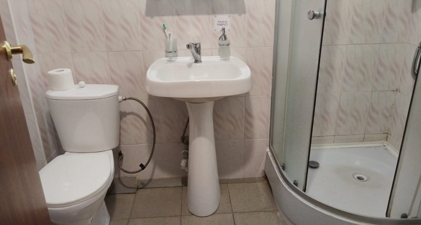 Почему в туалете появляется запах канализации и как его устранить