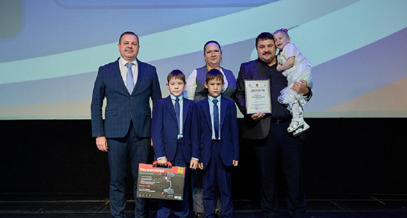 Роман Кавинов и Дмитрий Третьяков наградили лучших отцов области