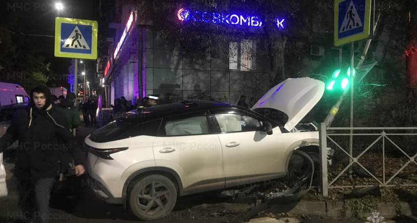 Два автомобиля столкнулись вечером на улице Мира во Владимире