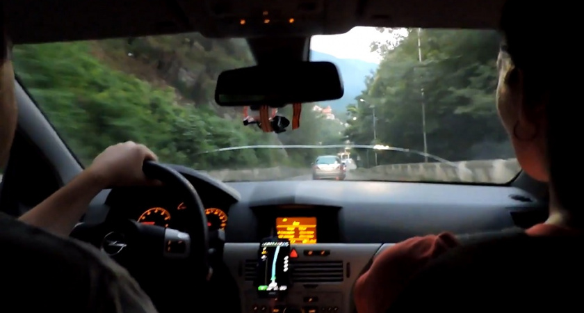 "Ад на местных дорогах - мы еле ноги унесли": честный отзыв россиян о поездке в Абхазию