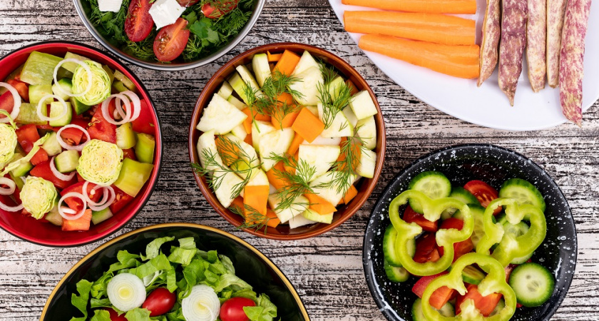 10 простых салатов к Новому году: готовятся быстро, ингредиенты — из обычного холодильника