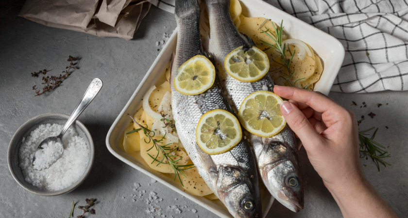 Как приготовить скумбрию с лимоном в духовке: рецепт на 30 минут - встречаем Год Огненной Красной Лошади с идеальным блюдом