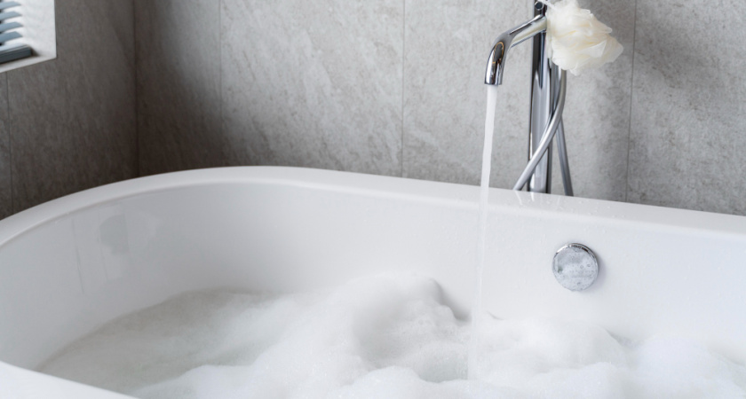 7 ложек этого средства — и ванна сияет белизной: как убрать желтый налет и ржавчину