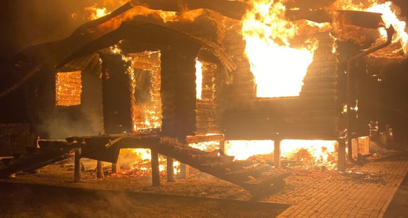 В коттеджном поселке под Александровом сгорел деревянный дом