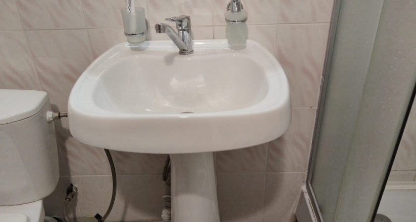 Не только сода поможет: добавим 2 ложки средства — и раковина засияет чистотой