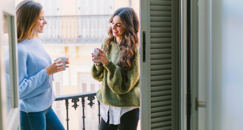 Хотите жить спокойно? Никогда не говорите своим соседям эти 4 вещи - что советуют специалисты