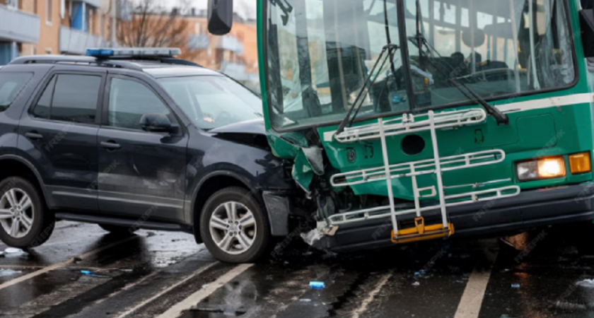 На трассе в Киржачском районе внедорожник протаранил автобус с пассажирами