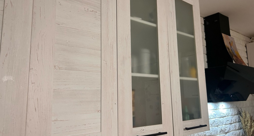 Как безопасно и эффективно удалить жирные пятна с кухонных поверхностей: простой и проверенный способ