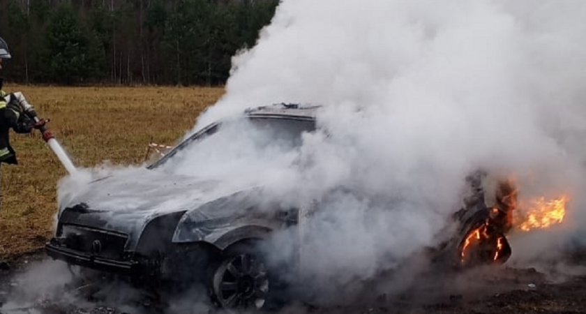 В Александровском районе загорелась машина на дороге