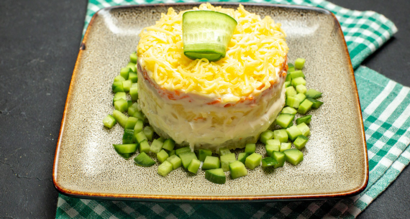 Готовлю салат "Шпроты под шубой": рецепт слоеного салата с интересной заправкой для праздничного стола