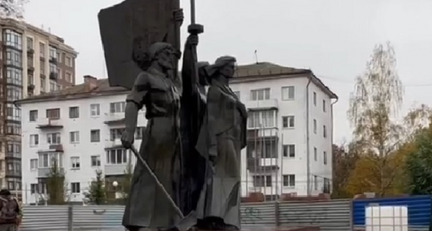 Прокуроры выявили нарушения при ремонте памятника на площади Победы