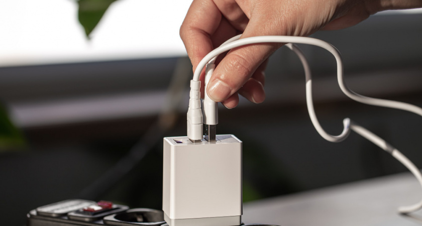 Стоит ли вынимать зарядное устройство из розетки: что говорят эксперты