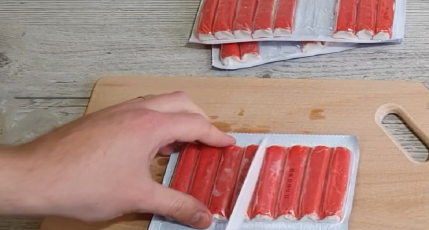 Как отличить качественные крабовые палочки от крахмала с ароматизаторами: ищите это слово на упаковке