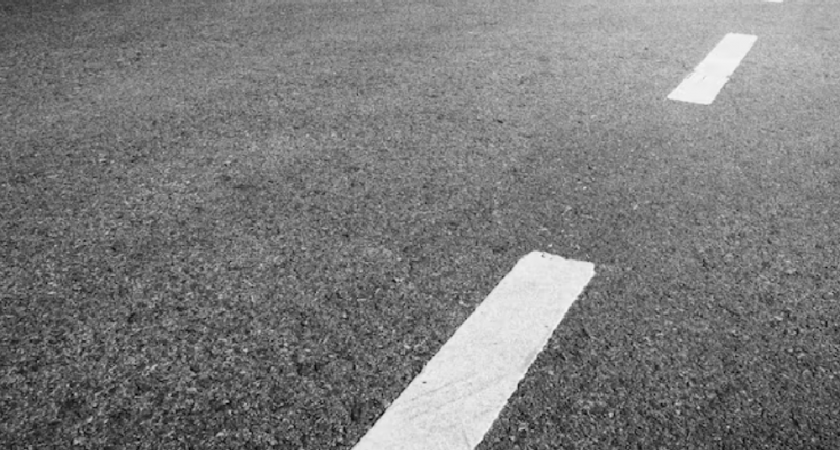 Строители устраняют дефекты на дорогах Александровского района