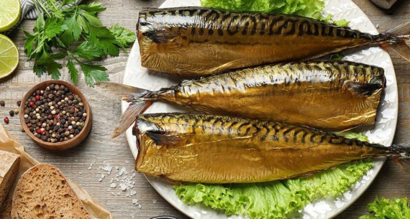 Простой ужин для семьи: запеченная скумбрия с луком и помидорами - подойдет для новогоднего стола