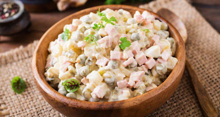 Что добавляли в "Оливье" в 90-е: 7 рецептов для вашего новогоднего стола