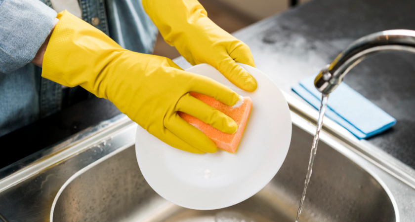 Простой и эффективный способ мыть посуду: метод двух тазиков для экономии воды и времени