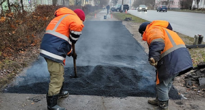 На улицах Чайковского и Дзержинского во Владимире ремонтируют тротуары
