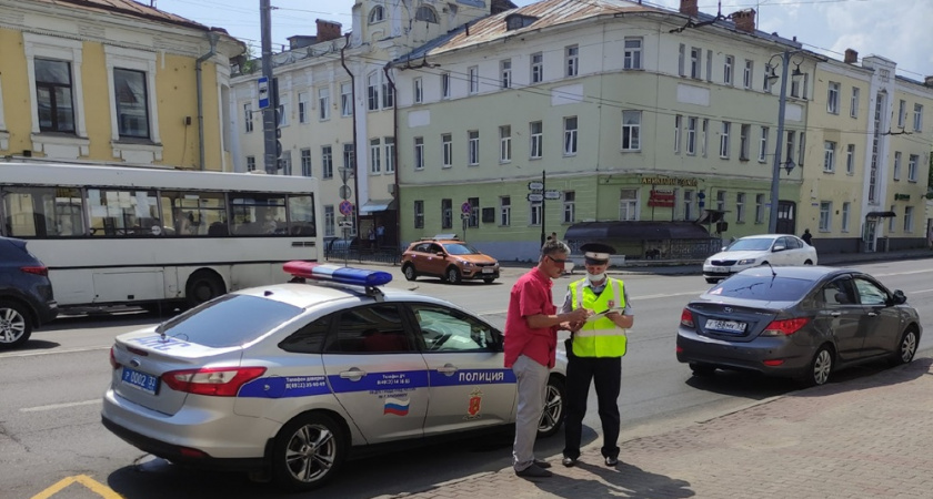 Иностранец купил поддельные права и попался с ними в Гусь-Хрустальном