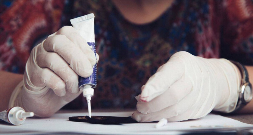 Проверено на себе: как я отмываю суперклей с кожи подручными средствами