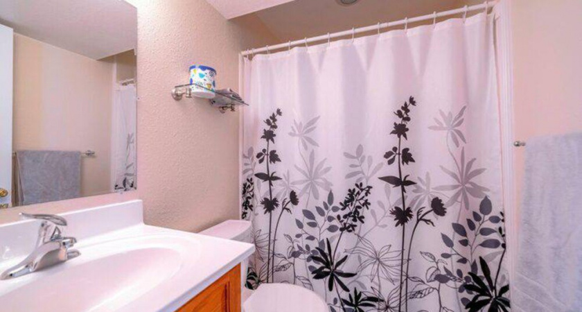 Перестала постоянно менять шторку в ванной: помогли эти нехитрые лайфхаки по уходу