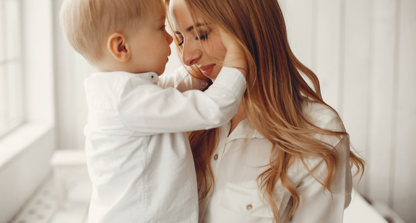 Как ранние отношения с матерью влияют на самооценку ребёнка: взгляд Зигмунда Фрейда