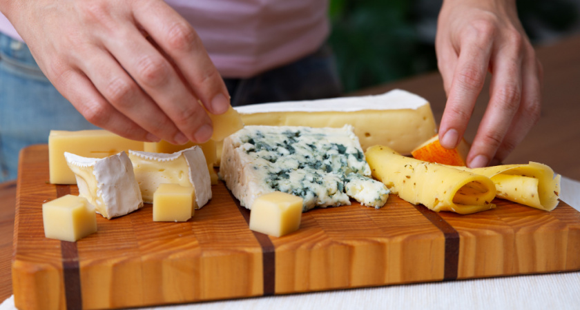 Роскачество назвало 7 марок сыра Бри с кишечной палочкой: эксперты советуют не покупать их