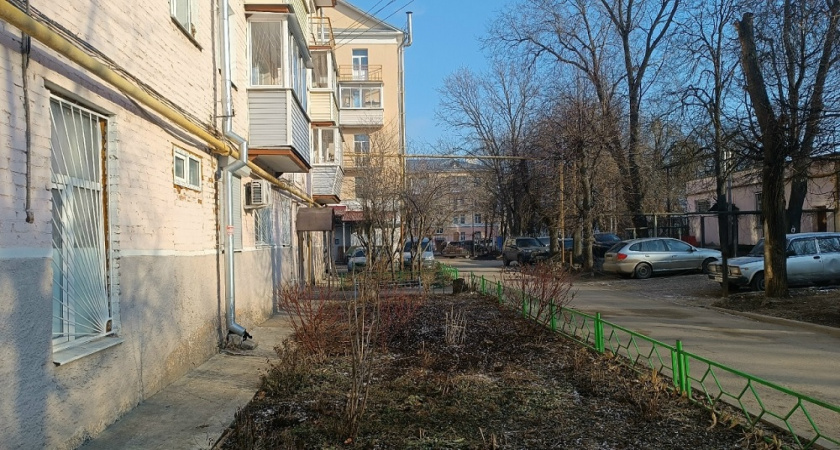 Во дворе подпёрли машину и не оставили номер телефона: как решить проблему по закону и что делать нельзя