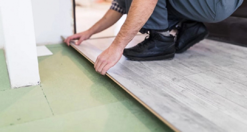 Прощайте, ламинат и линолеум: опытный мастер назвал лучшее напольное покрытие для вашего дома