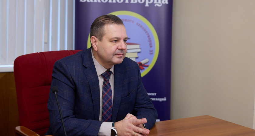 Роман Кавинов провел занятие по правовой грамотности для юных законотворцев из Коврова