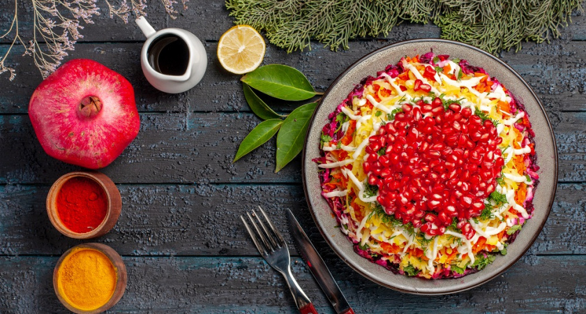 Новогодний салат с необычным сочетанием: готовится всего за 10 минут