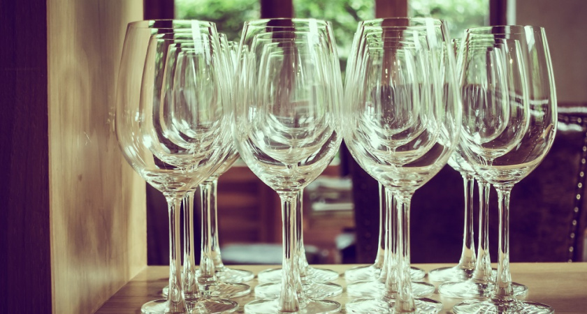 Как вернуть блеск бокалам перед праздниками: простые способы с использованием уксуса и соды