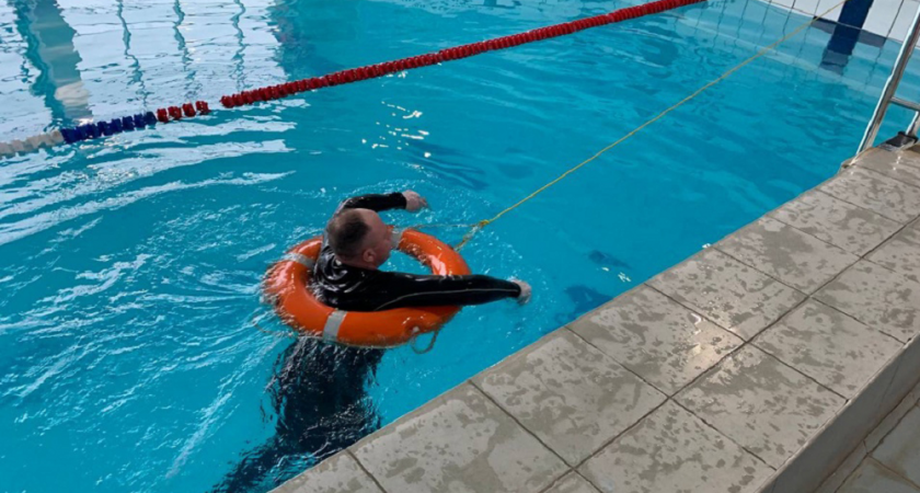 Юных владимирских пловцов подготовили к возможным ЧП на льду