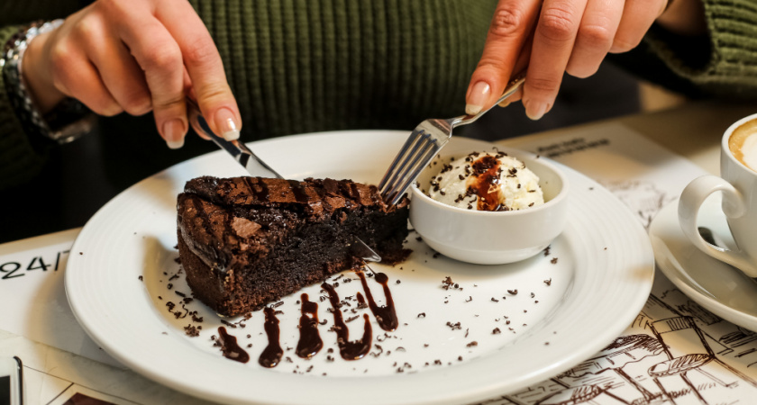 Когда хочется праздника, но нет времени: готовим шоколадный брауни с нежным чизкейком за 10 минут