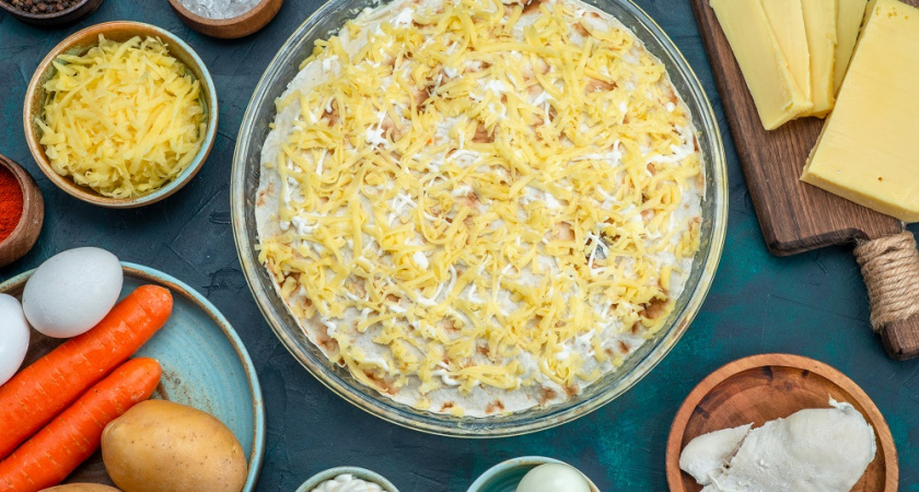 Никаких деликатесов, а вкус — просто фейерверк - салат с яблоком и сыром на Новый год: взрывное сочетание для Огненной Лошадки 