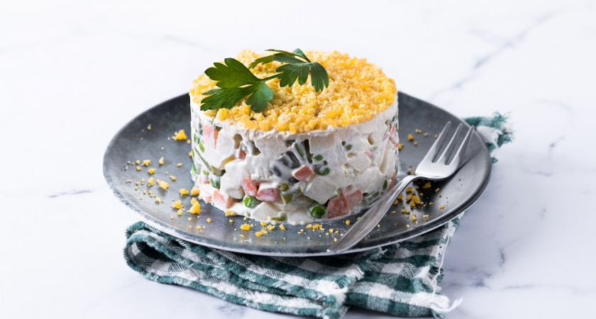 Как я готовлю новогодний салат со шпротами: рецепт, который стал семейной легендой 