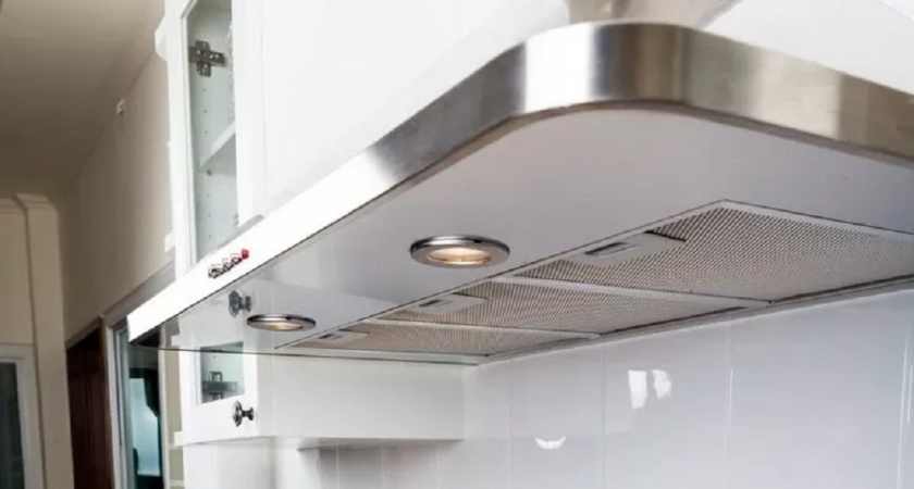 Достаточно горячей воды и 3 средства, чтобы жир с решетки вытяжки сошел сам