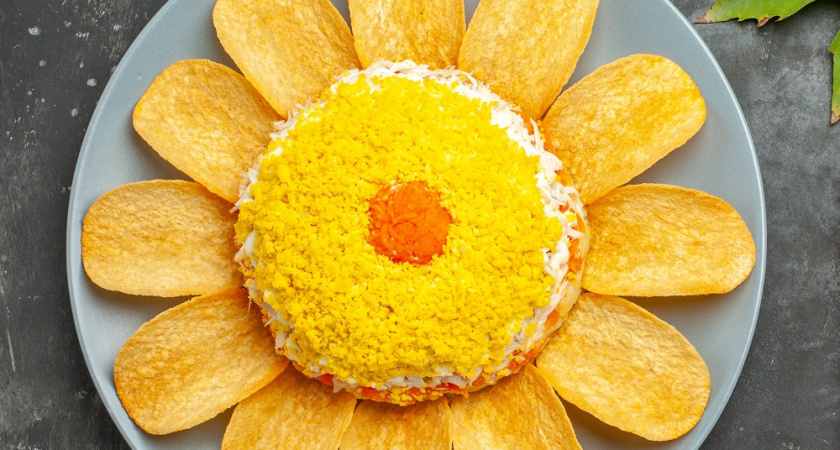 Салат, который всегда съедают первым: нежные слои под золотистой хрустящей короной