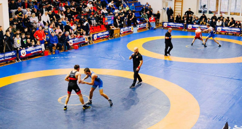 Турнир по спортивной борьбе собрал сотни сильнейших спортсменов России