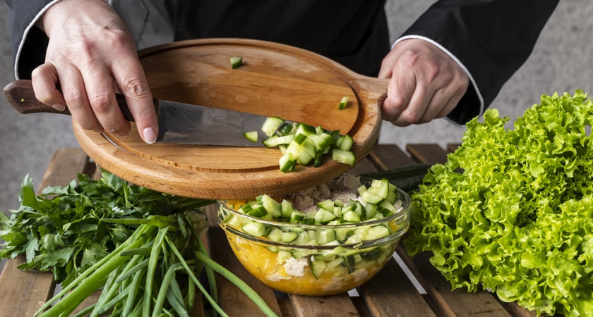 Свежий вкус для Новогоднего стола - мой коронный салат на праздник: кальмары, хрустящий огурец и грибы под домашним соусом