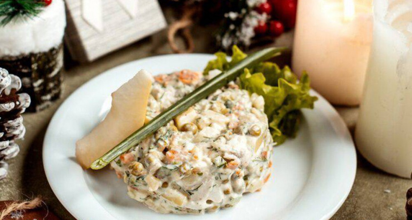 Салат «Северный» вместо "Оливье" и "Мимозы" для новогоднего стола за 10 минут: рецепт на случай, когда гости уже на пороге