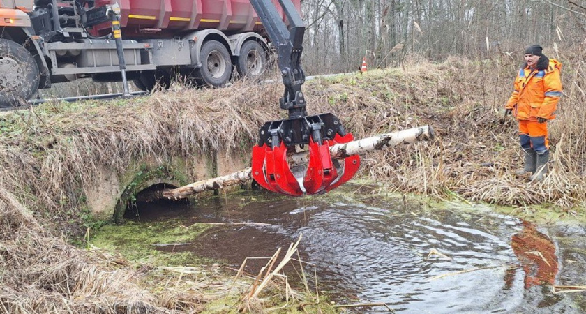Работники ЦУГД во Владимире взяли на себя задачи по прочистке ливнёвок