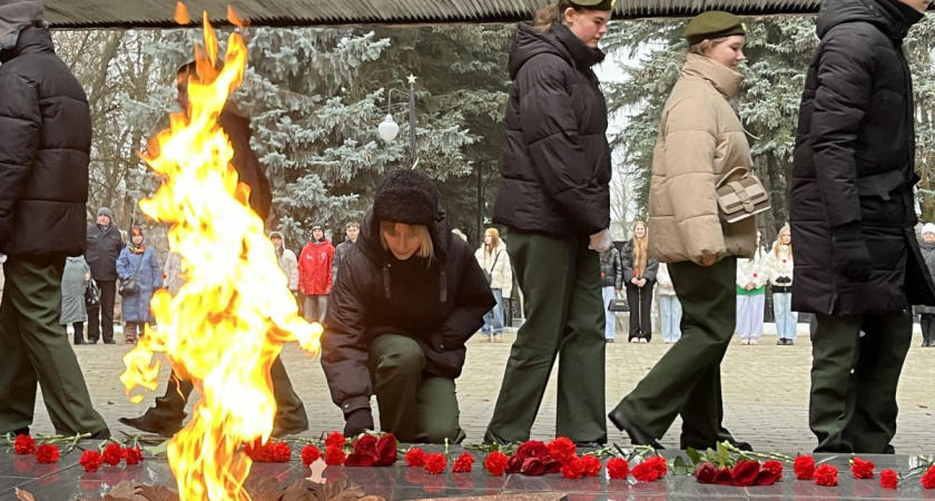 Цветы — неизвестному солдату