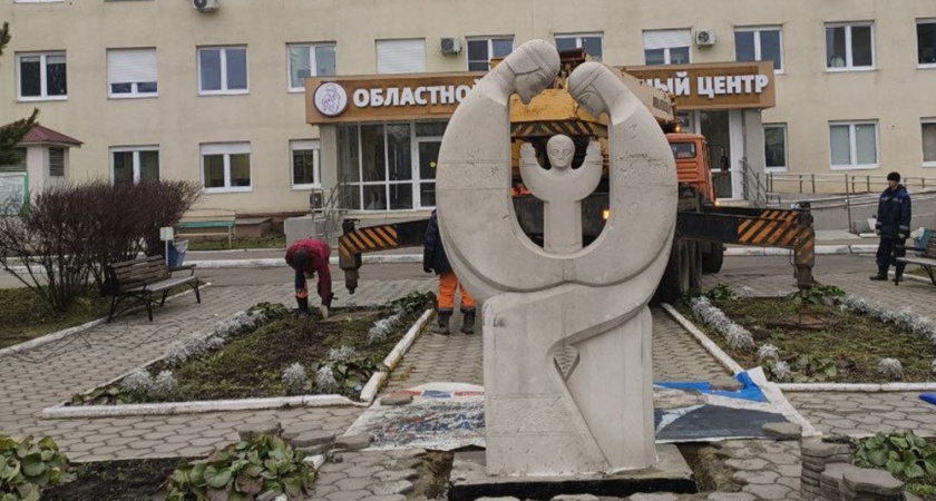 Белокаменную скульптуру установили возле владимирского перинатального центра