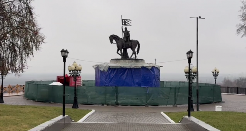В парке Пушкина заканчивают ремонт памятника князю Владимиру и святителю Феодору